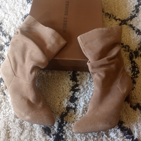 Audrey Brooke beige 4 inch boot. - Picture 3 of 4